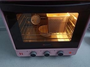 13.烤箱放一碗温水，打开发酵功能进行二发
