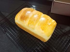 15.放入预热好的烤箱，上下管150度烤40分钟左右，出炉后立刻脱模 