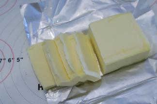 黄油切成小块，室温软化