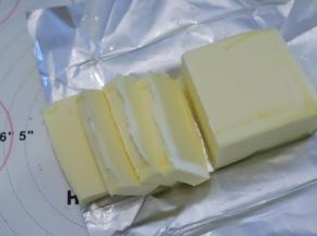 黄油切成小块，室温软化