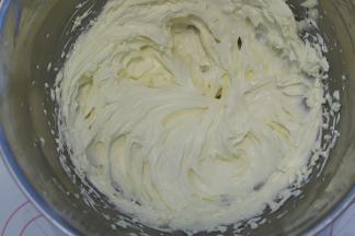 用刮刀稍微用力拌至无干粉，打蛋器中速打至发白，体积大概两倍大