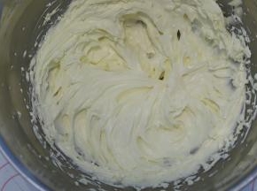 用刮刀稍微用力拌至无干粉，打蛋器中速打至发白，体积大概两倍大