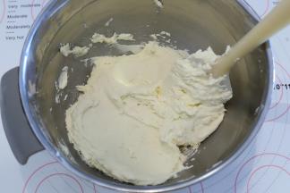 再次用刮刀拌匀