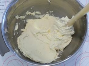 再次用刮刀拌匀