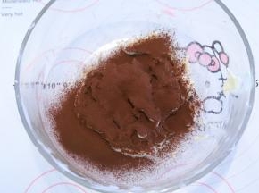 取三分之一的面糊放入另一个碗中，筛入可可粉