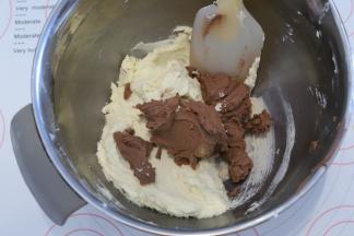 拌匀后重新倒入原色的面糊内