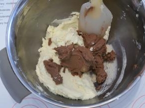 拌匀后重新倒入原色的面糊内