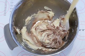 随意搅拌一下两种面糊，只需几下即可