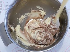 随意搅拌一下两种面糊，只需几下即可