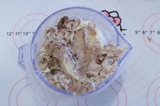 将曲奇面糊装入已经装好8齿裱花嘴的裱花袋内