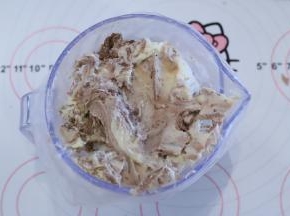 将曲奇面糊装入已经装好8齿裱花嘴的裱花袋内