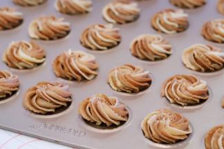 垂直拿好裱花袋，轻轻往上提，旋转一圈，稍用力挤出面糊