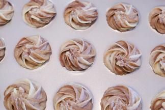 烤好的曲奇放至凉透后装入密封盒，避免受潮