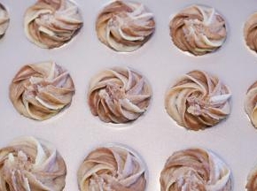 烤好的曲奇放至凉透后装入密封盒，避免受潮