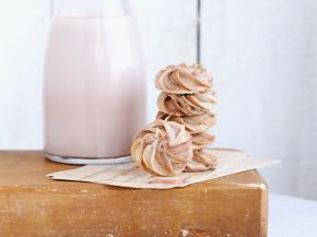 稍带一点咸口的曲奇，配上一杯热牛奶，一个惬意的下午小点心。