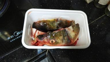 鱼头让店家处理好，洗干净用盐、姜片、料酒腌制15分钟
