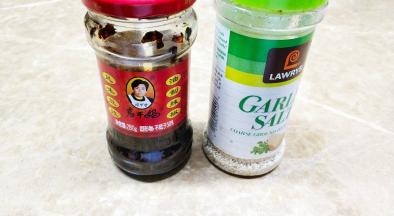 调料：老干妈、蒜盐