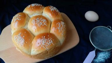 烤箱上下火150度进行烘烤28分钟，我先放下层烤了10分钟，再转到中层烤，上色后盖锡纸。完美出炉