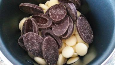 牛奶巧克力先放入小奶锅