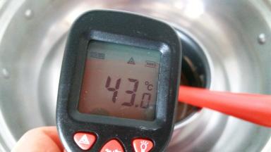 边融化边搅拌哦，巧克力融化到45度左右，端离热水锅