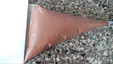 用刮板都推到裱花袋前端