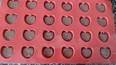 挤进硅胶模具内，震出气泡