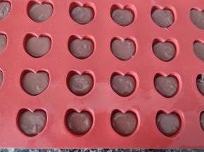 挤进硅胶模具内，震出气泡