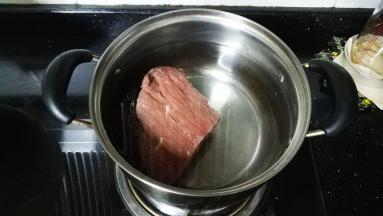 牛后腿肉吸干血水，放入锅中加适量水中火煮