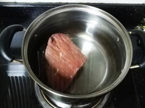 牛后腿肉吸干血水，放入锅中加适量水中火煮