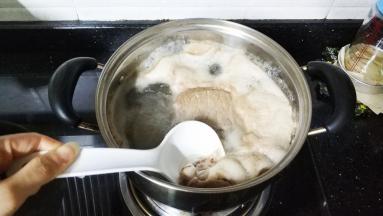 其间要捞出汤中的浮沫