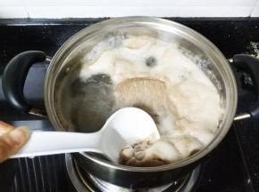 其间要捞出汤中的浮沫