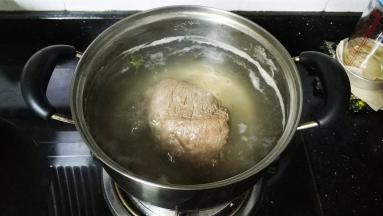煮约半小时捞出晾凉，牛肉高汤留用