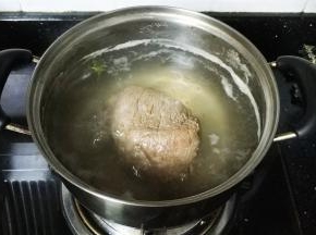 煮约半小时捞出晾凉，牛肉高汤留用