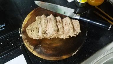 顺纹理将牛肉切片