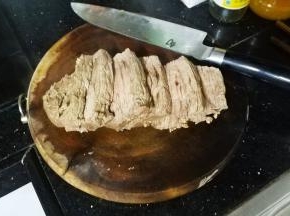 顺纹理将牛肉切片