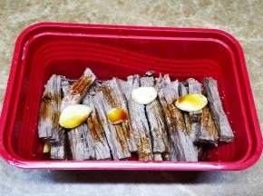 再切成宽长条，用姜片、酱油、料酒、少许盐、糖捞均匀放冰箱腌一晚