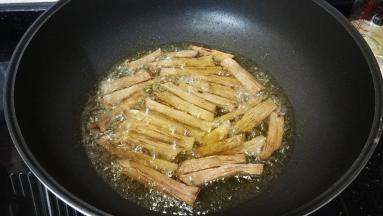 锅里放入油，七份油温时倒入牛肉炸至变深色