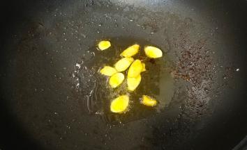 锅里留底油，放入姜片爆香