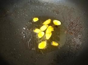 锅里留底油，放入姜片爆香