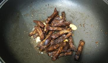 倒入牛肉条炒均匀