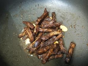 倒入牛肉条炒均匀