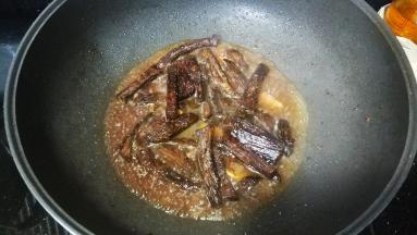 放入小半碗牛肉高汤、料酒、酱油、糖