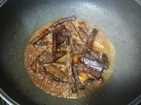 放入小半碗牛肉高汤、料酒、酱油、糖