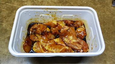 鸡腿去骨洗干净，放入料理、酱油、少许盐抓匀腌半小时