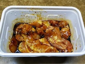 鸡腿去骨洗干净，放入料理、酱油、少许盐抓匀腌半小时