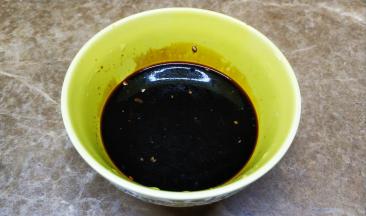 先将照烧汁调兑到碗里，3勺料酒、2勺酱油、1勺老抽、2勺蜂蜜、少许盐、少许水调匀