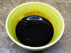 先将照烧汁调兑到碗里，3勺料酒、2勺酱油、1勺老抽、2勺蜂蜜、少许盐、少许水调匀