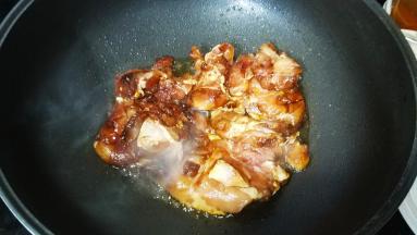 锅里不用放油，烧热后放入鸡腿肉小火煎