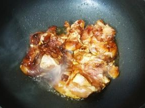 锅里不用放油，烧热后放入鸡腿肉小火煎