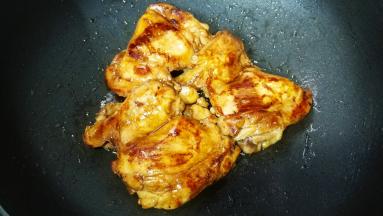 煎至金黄色再翻面煎另一面